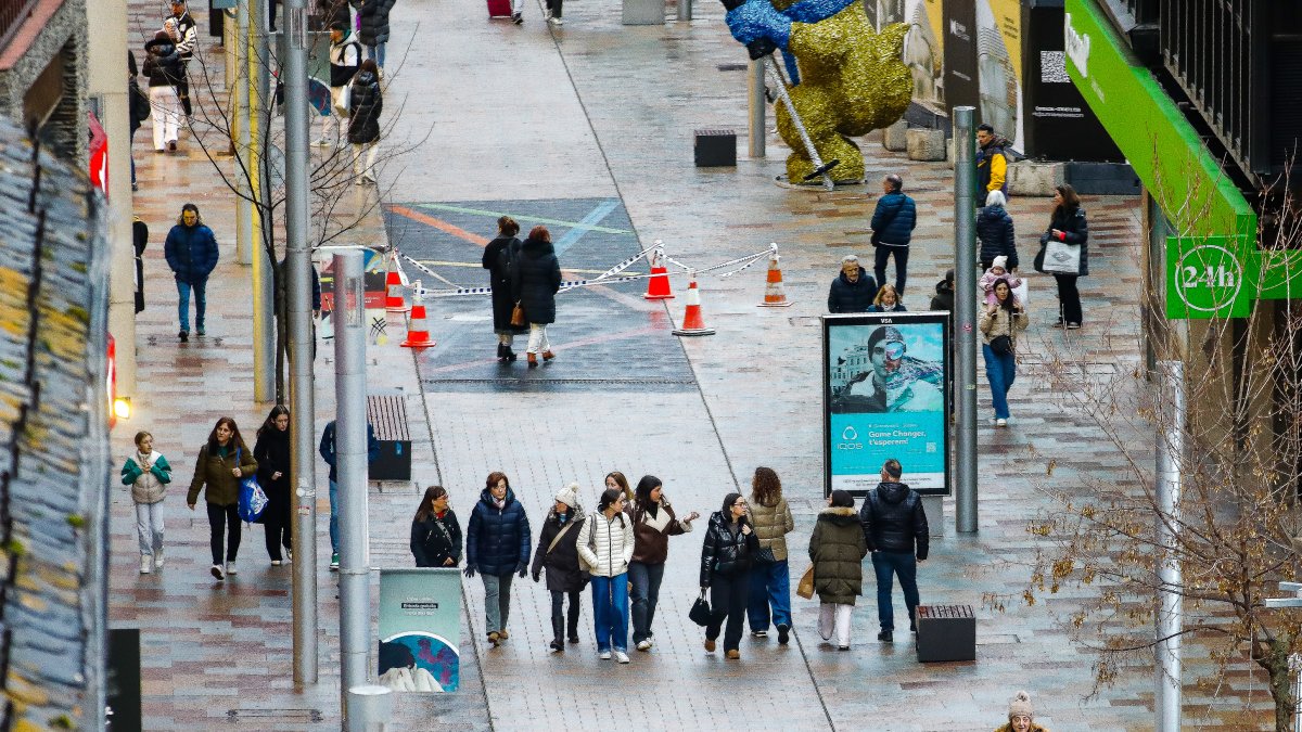 Turistes i residents passejant.