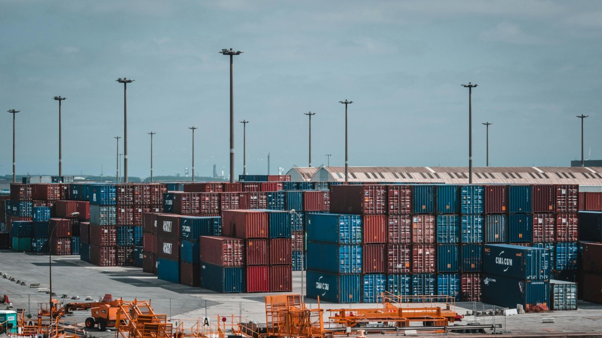 Contenidors de mercaderies en un port per ser comercialitzades internacionalment