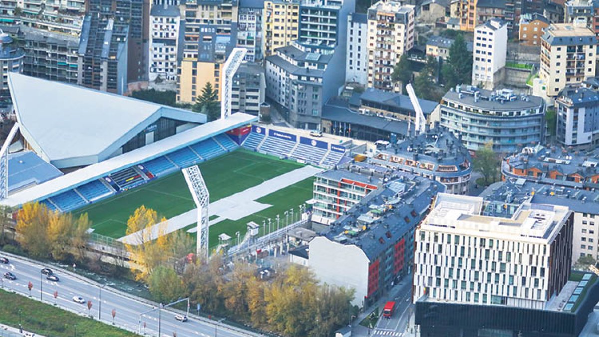 Una imatge aèria de l’Estadi Nacional durant el procés del canvi de gespa.