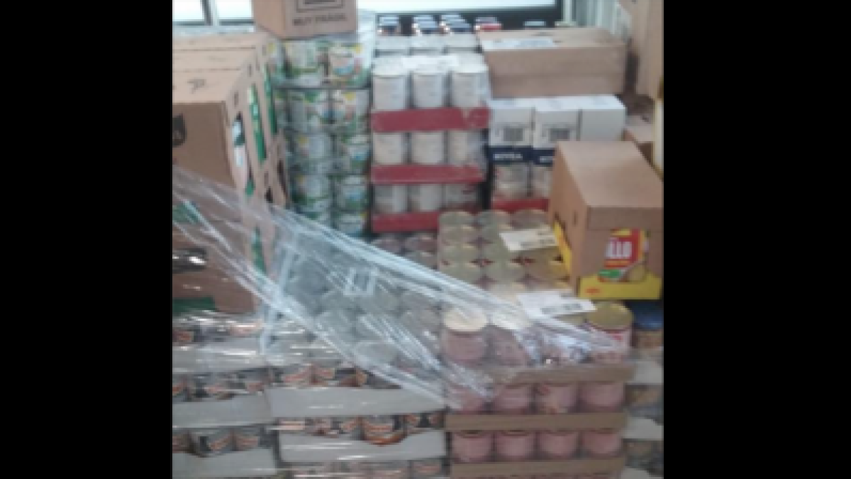 Les caixes entregades a la Botiga Solidària.