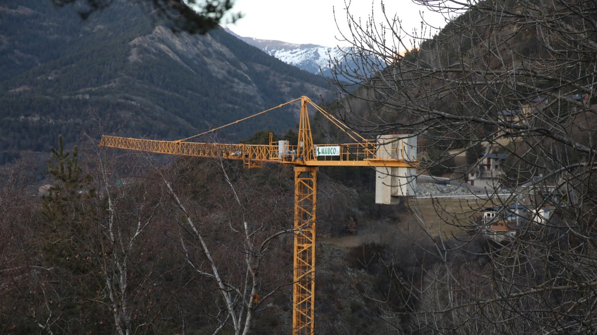 Una grua en una obra de la Massana.