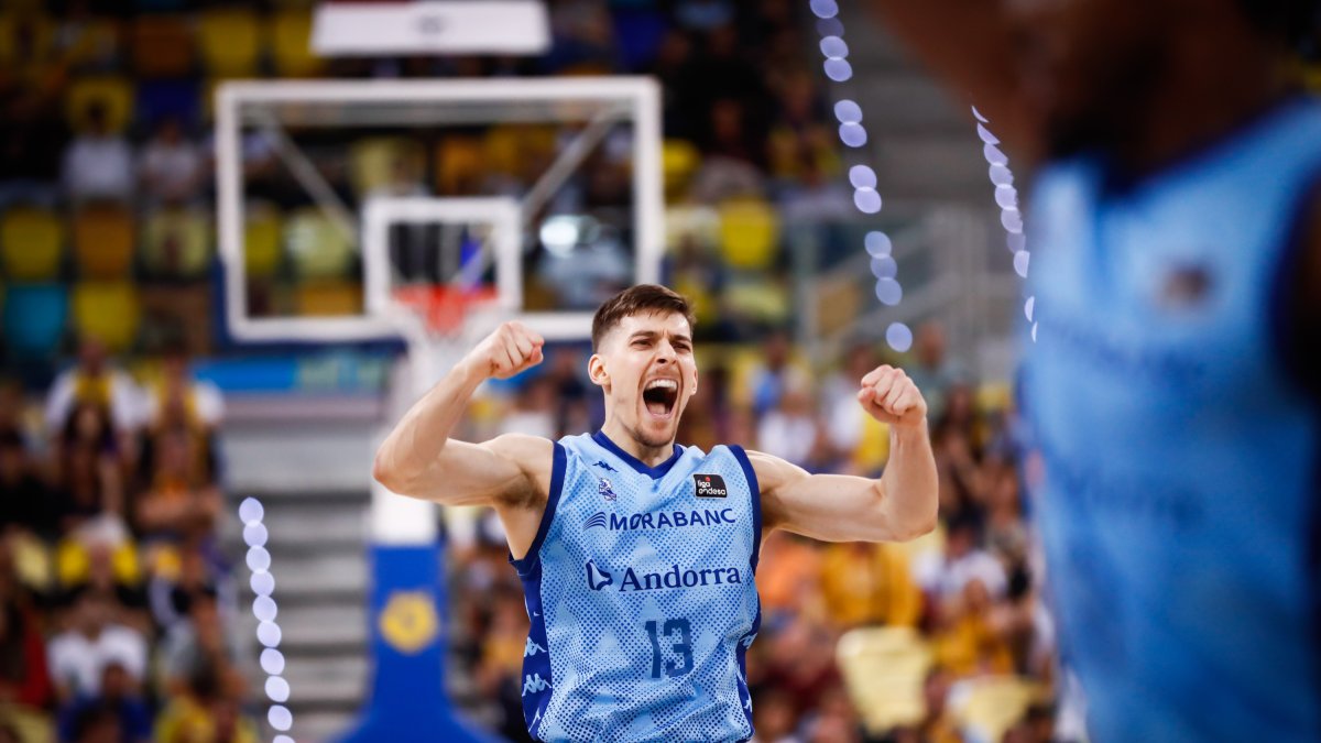 Chumi Ortega en una acció del partit