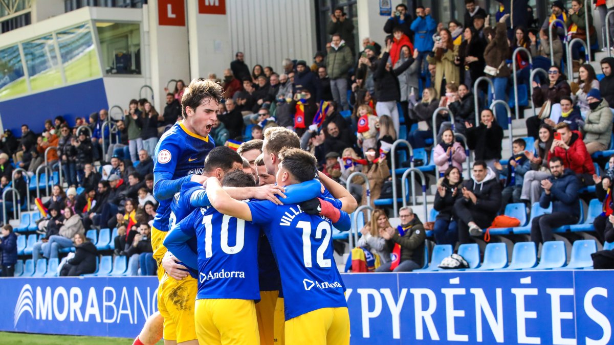 Els jugadors de l’FC Andorra celebren el gol de Manu Nieto, de penal, que sentenciava el partit contra el Lugo.