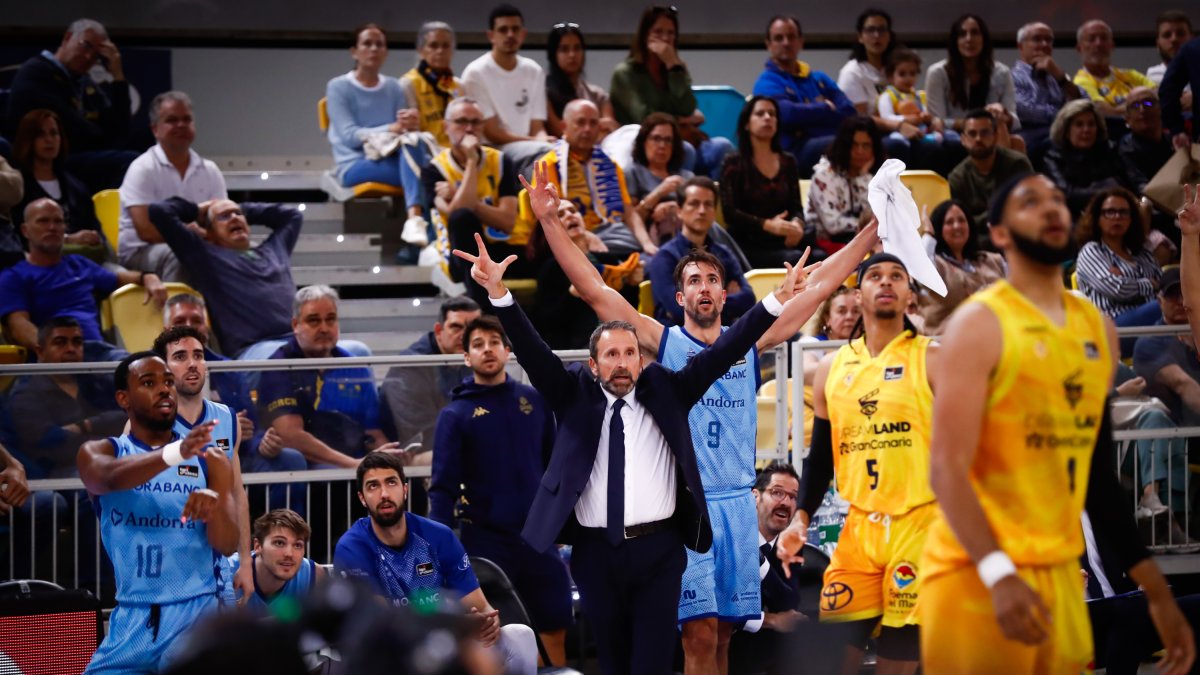 Joan Plaza i Nacho Llovet celebren un triple al Gran Canària Arena.