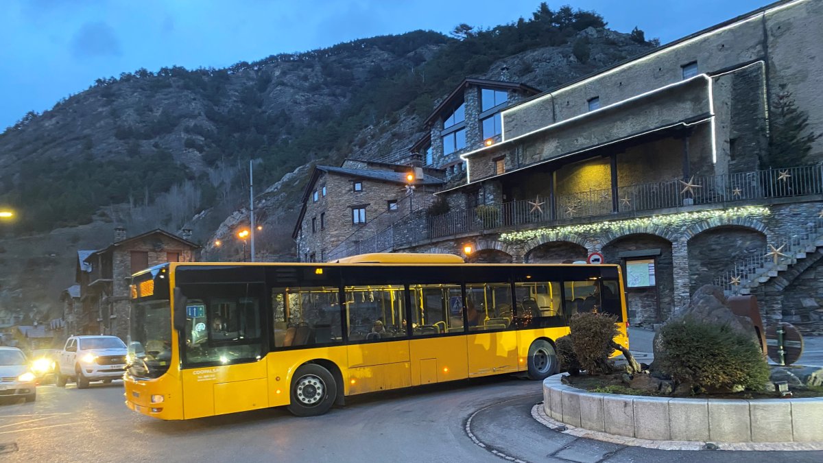 Un autobús de la L6 pujant direcció Ordino.