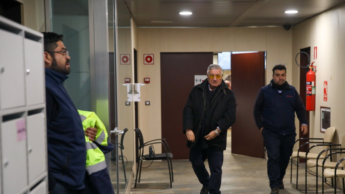 Dallerès i dos treballadors el dia que es va donar a conèixer el laude.