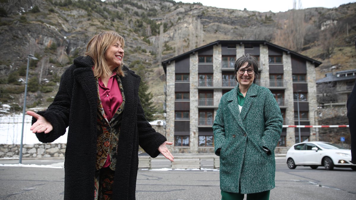 Marsol i la presidenta de l’Institut de l’Habitatge als pisos de Sant Joan de Caselles, ahir.