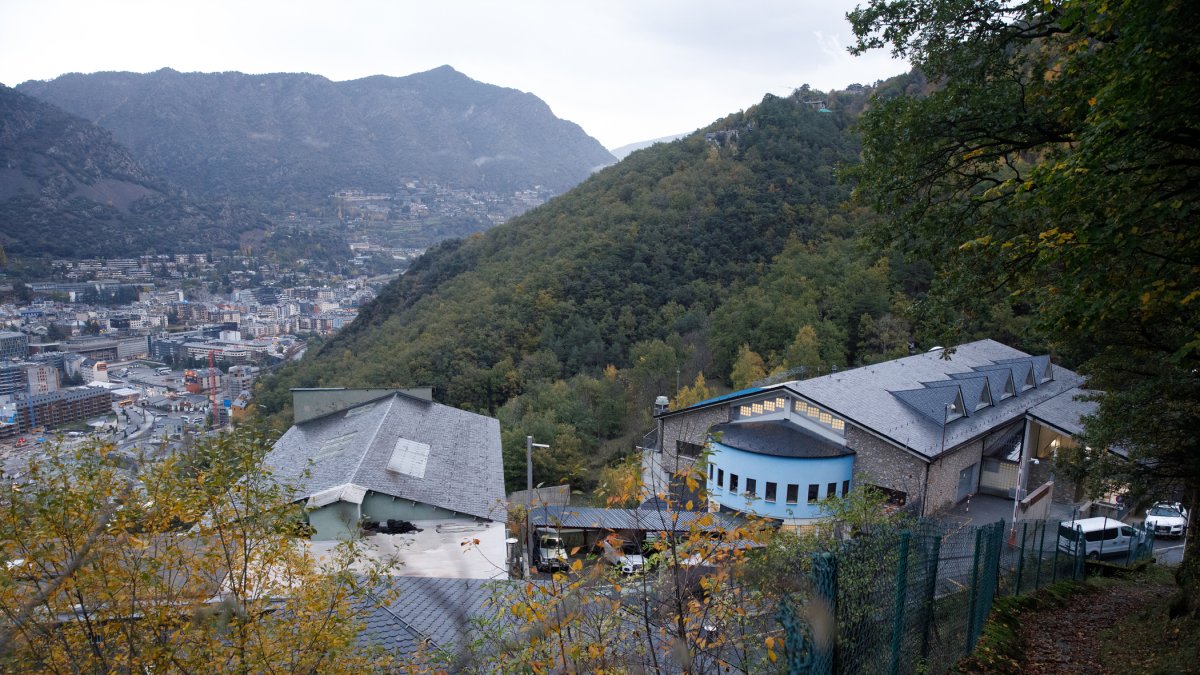 El centre penitenciari al capvespre.