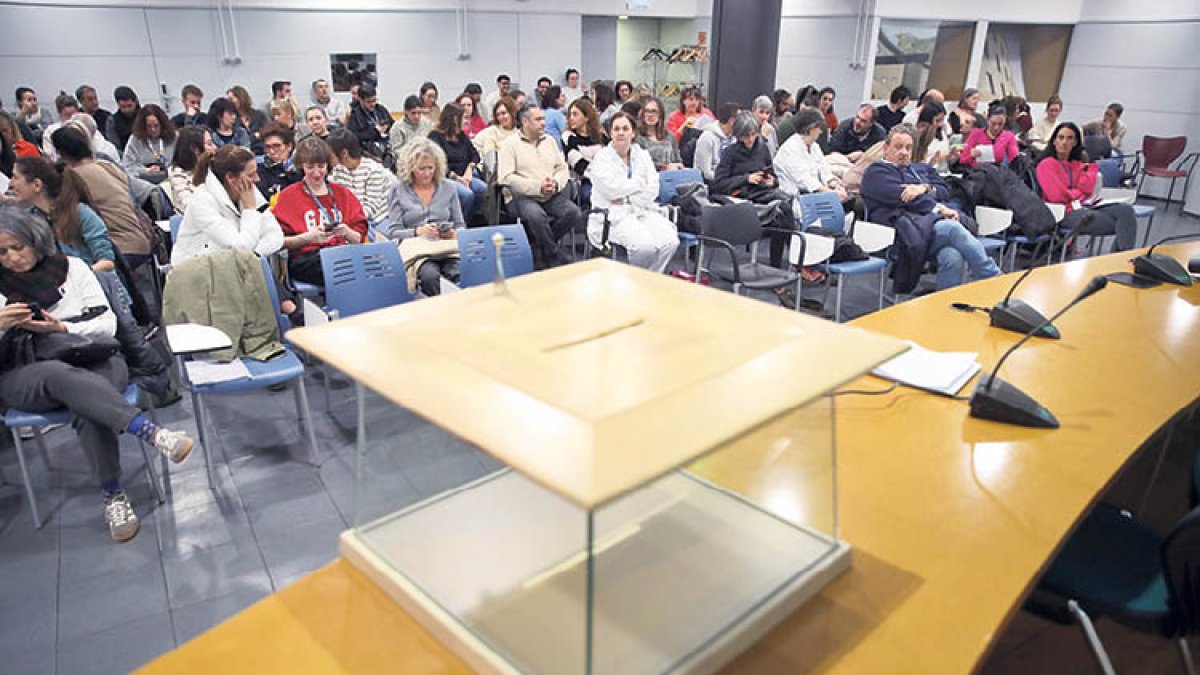A l’esquerra, un missatge intern. A dalt, l’assemblea, ahir a la nit.