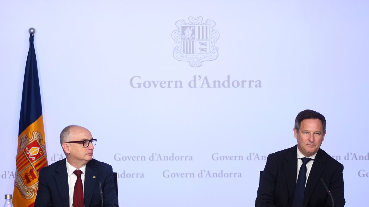 Lladós i Blavy durant l’exposició de les conclusions de l’informe.