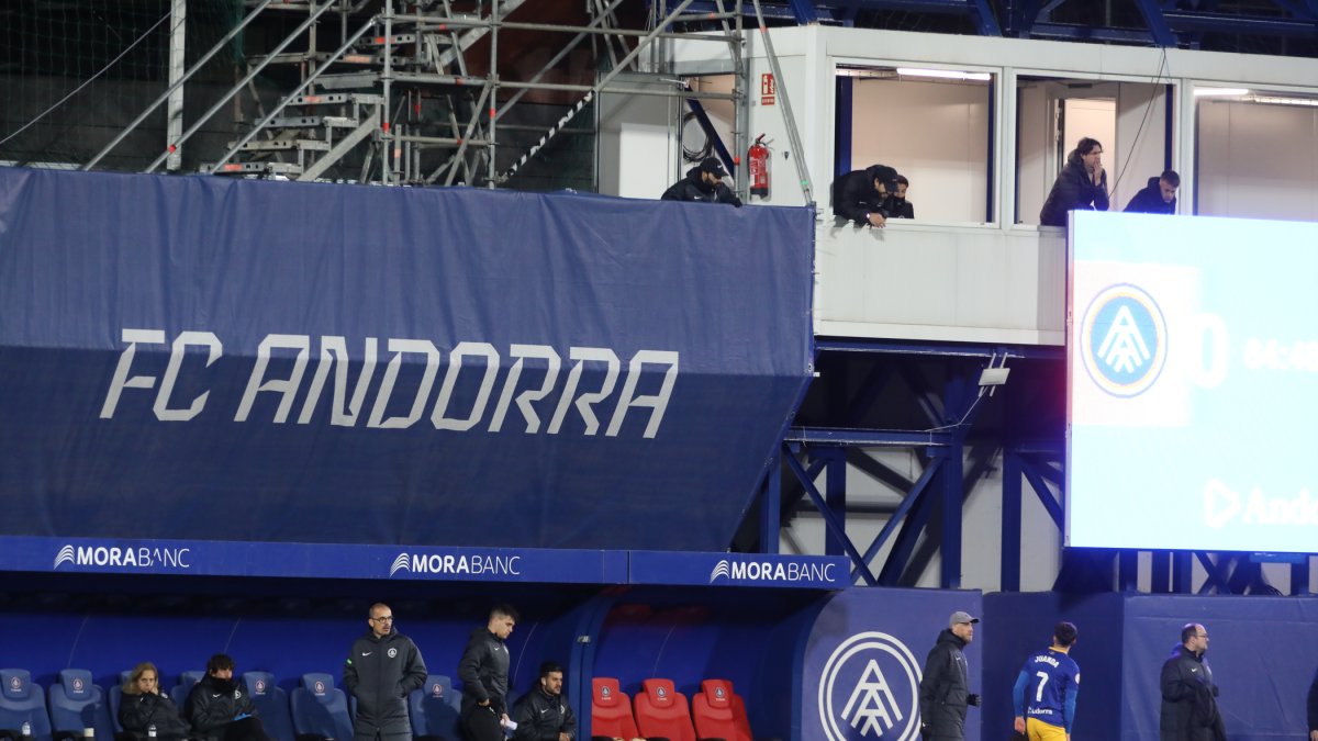 Piqué parlant amb Juanda Fuentes, en un duel d’aquesta temporada.