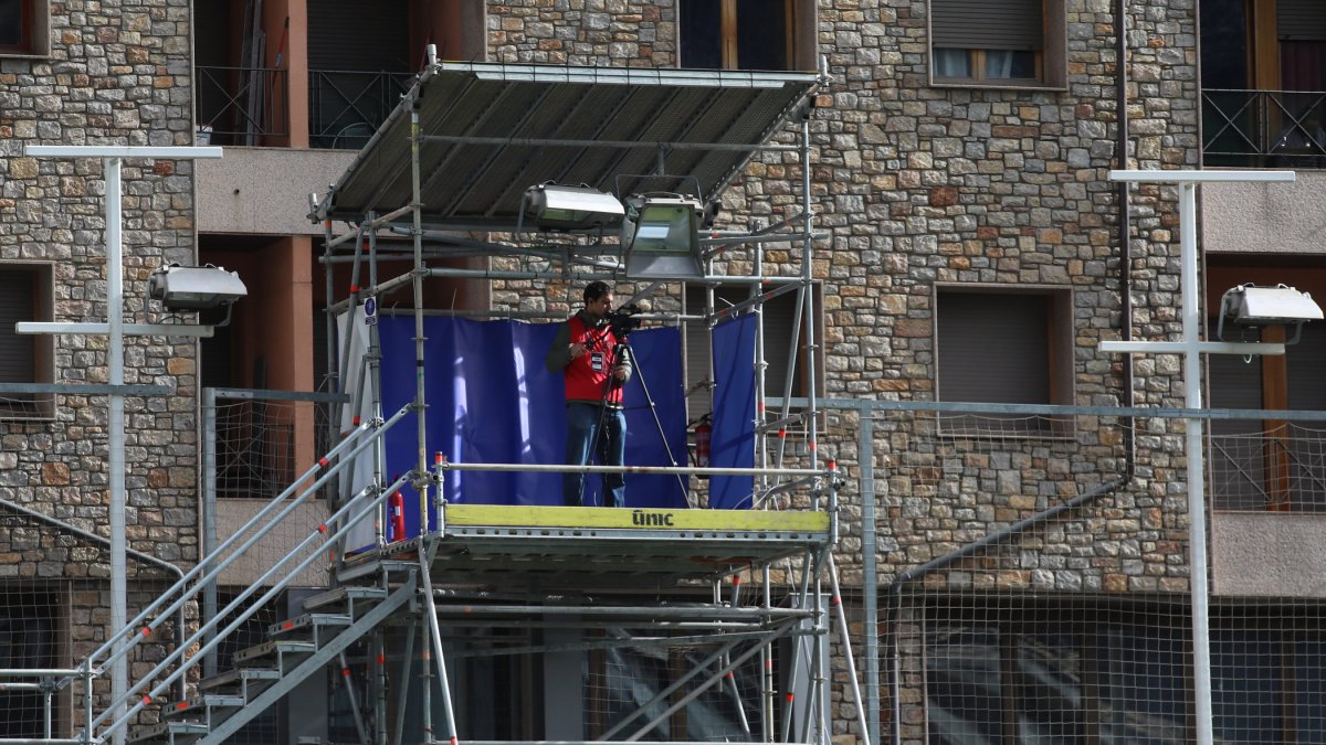Càmera de televisió a l’Estadi Nacional, la seu que acollirà la cerimònia d’obertura dels Jocs dels Petits Estats.
