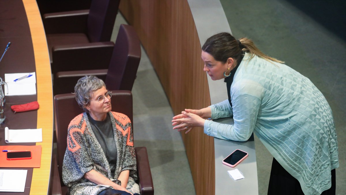 Maria Martisella, parlant amb Susanna Vela.