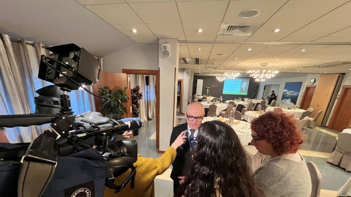 Ramon Lladós amb la premsa després de l'esmorzar organitzat per l'EFA