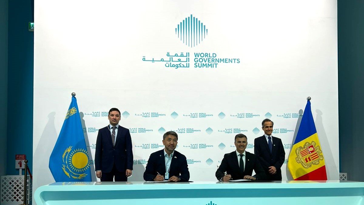Marc Rossell signant l'acord amb el Kazakhstan durant la cimera internacional a Dubai