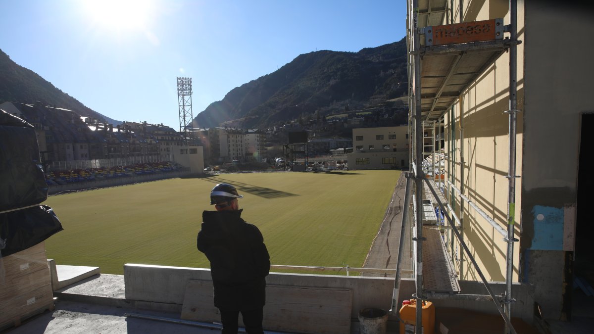 Un operari contemplant els darrers treballs del nou estadi de la FAF, a Encamp.