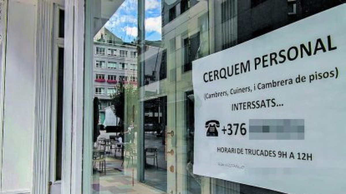 Un cartell per buscar empleats.