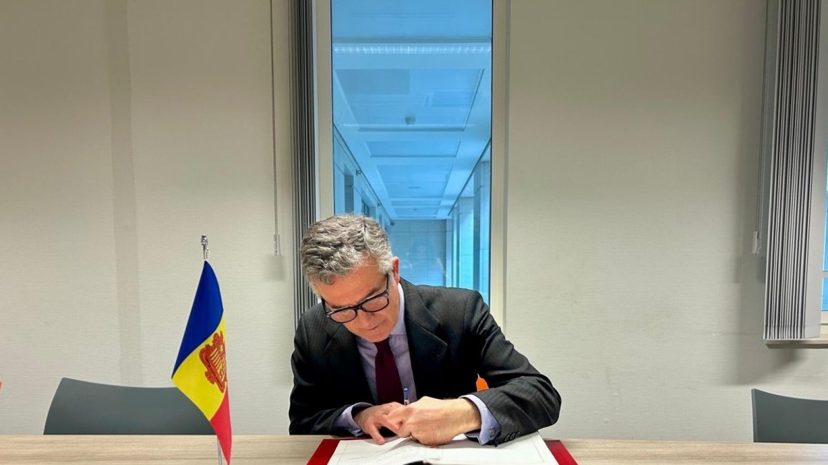 L'ambaixador d'Andorra a Bèlgica, Vicenç Mateu, durant la signatura del Conveni