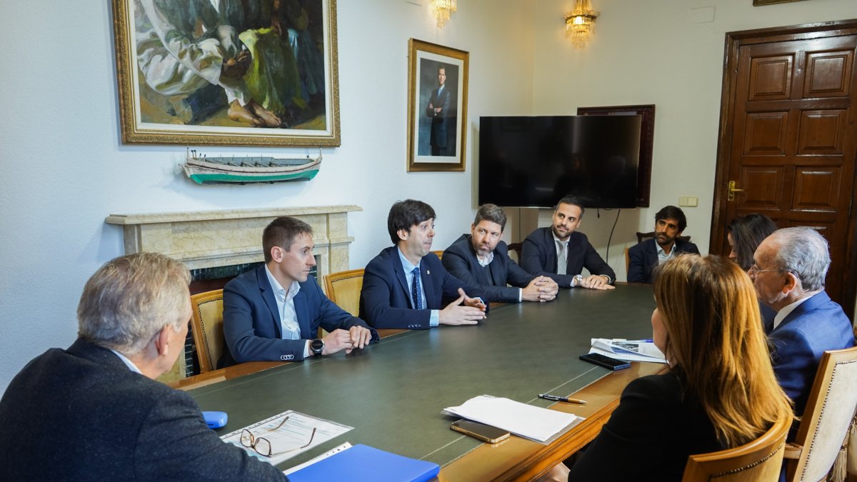 Sergi González i Jordi Cabanes durant la reunió amb l'alcalde de Màlaga