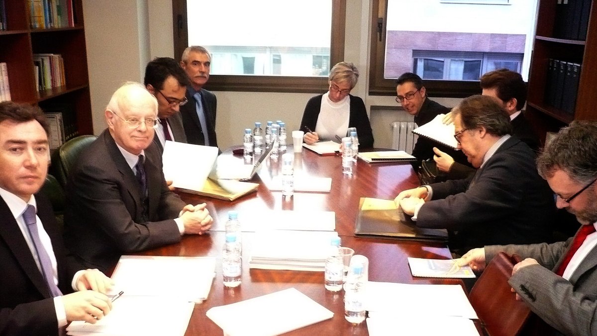 Els integrants de la comissió mixta durant la signatura del text