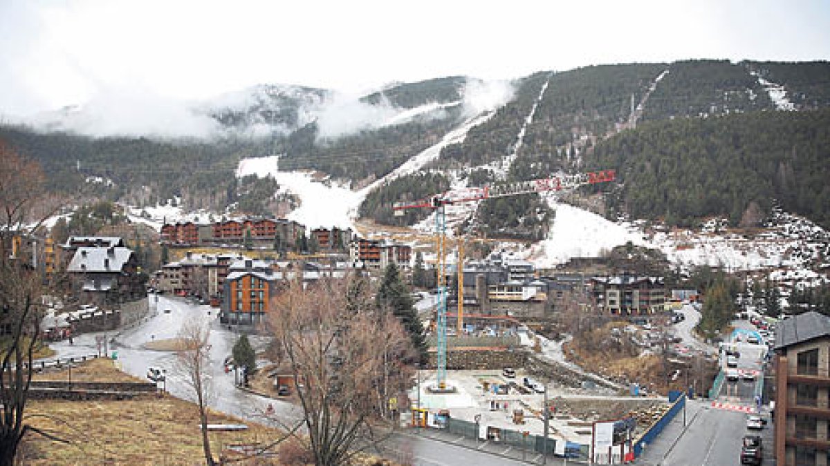 Construcció a peu de pistes al Tarter aquest hivern.