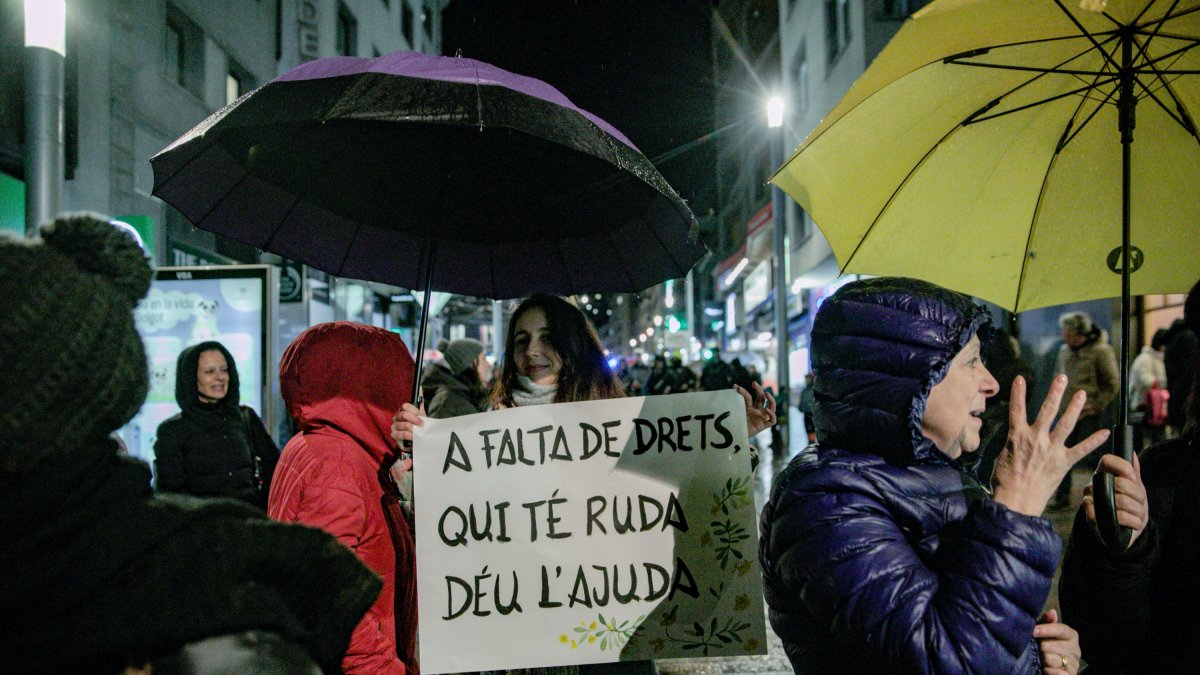 Una dona amb una pancarta en una manifestació de les associacions feministes.