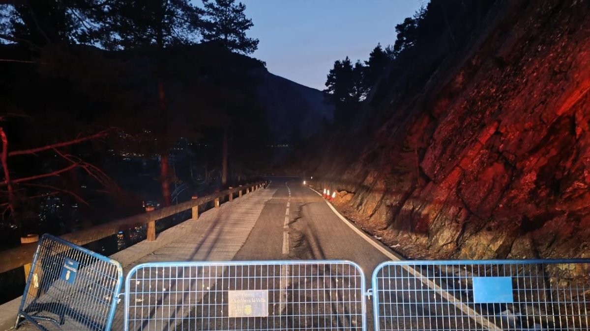 La carretera de la Comella tallada, ahir.