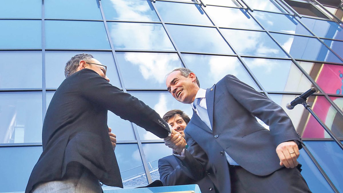 Xavier Espot i Jordi Alcobé encaixen les mans en presència de Carles Ensenyat.