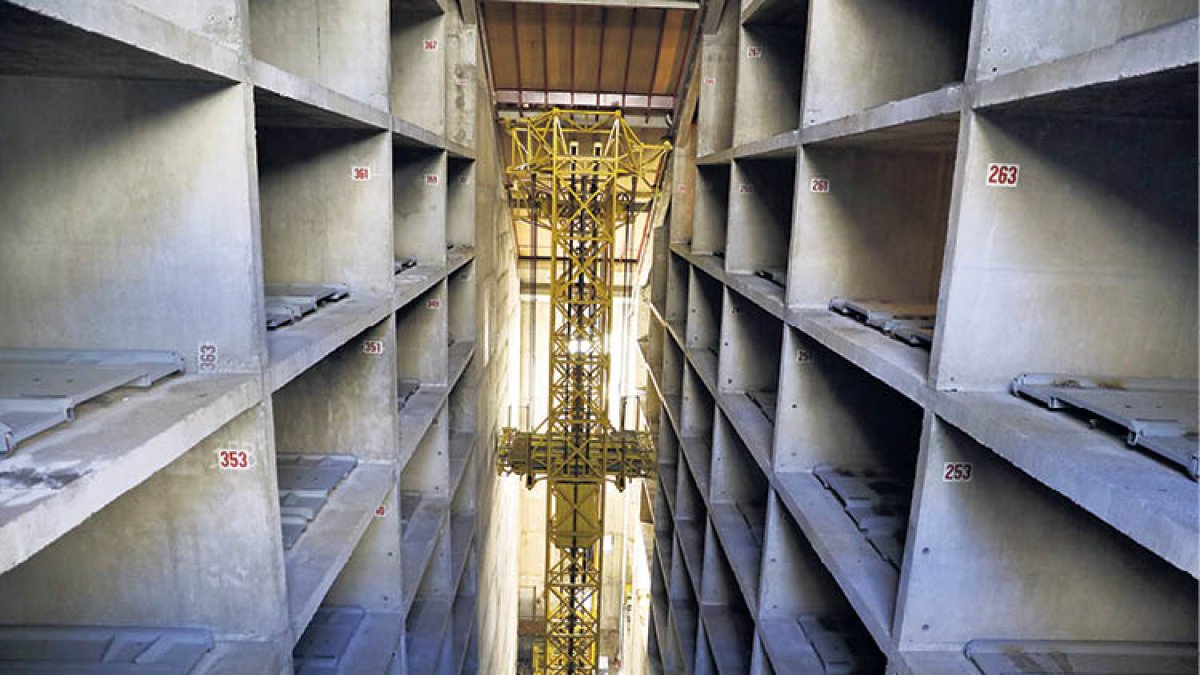 Imatge de l’interior de l’aparcament abandonat dels Pouets.