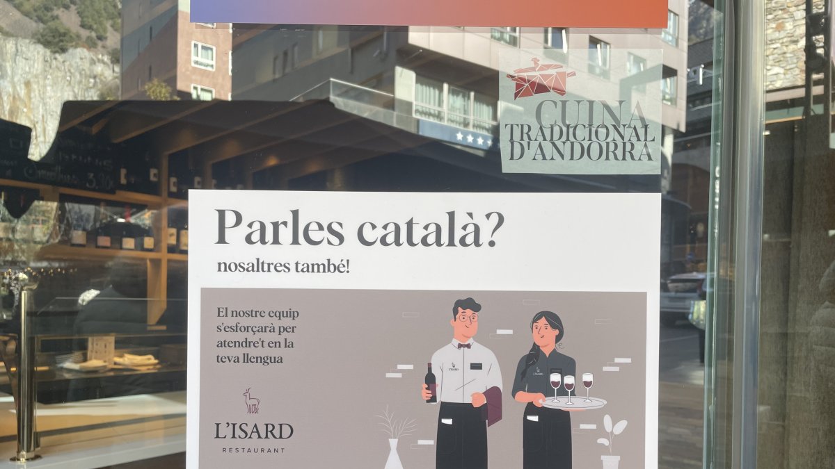El cartell penjat a l’aparador de l’establiment.