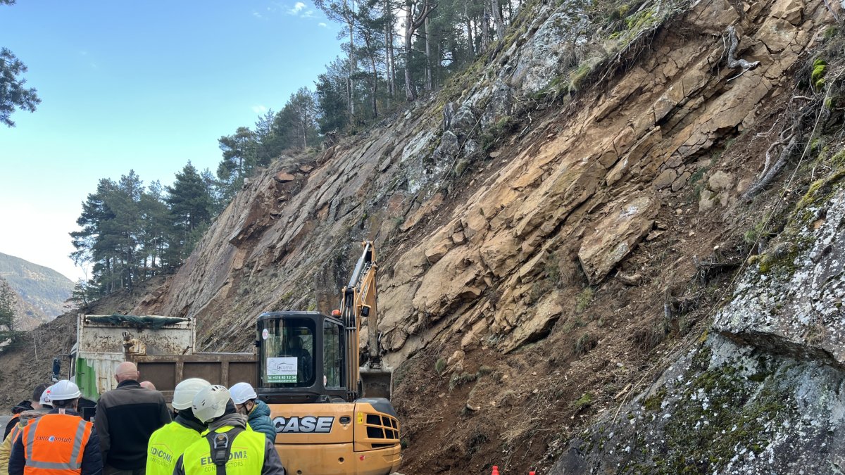 Operaris treballant a la carretera de la Comella per estabilitzar el talús