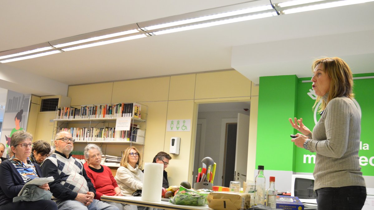 La dietista i nutricionista Marta Pons, durant el taller que ha tingut lloc aquest dilluns a L'espai.