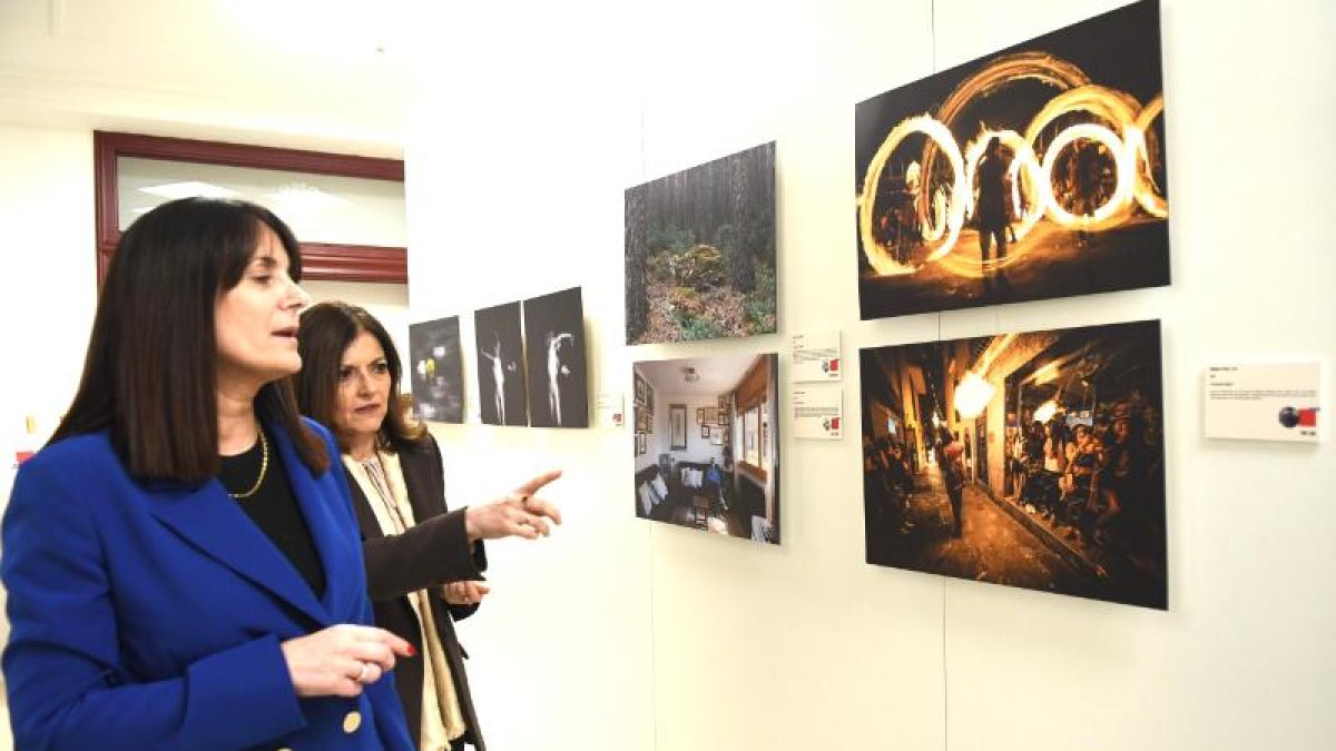 La ministra de Cultura, Joventut i Esports, Mònica Bonell i la ministra d’Afers Exteriors, Imma Tor, observant la mostra fotogràfica