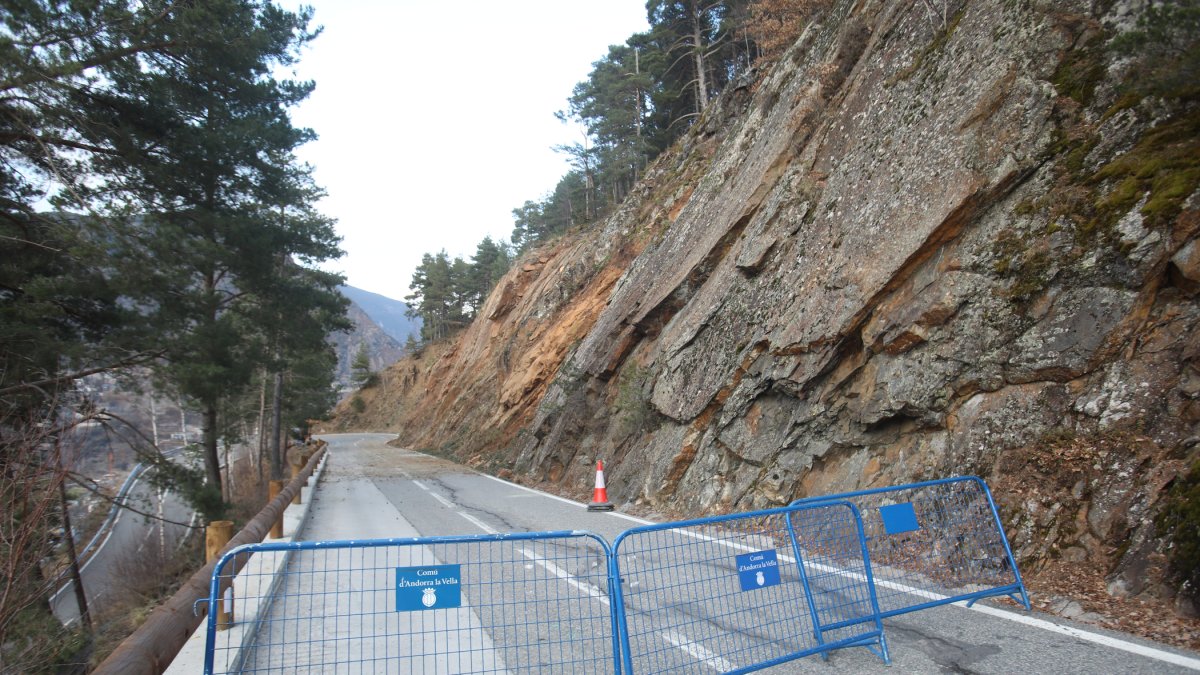 Les tanquen que eviten que els conductors puguin circular per la carretera.
