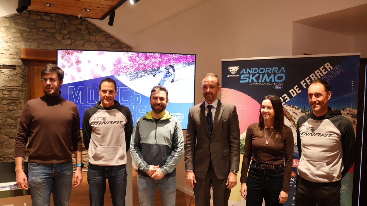 Els cònsols de Sant Julià amb el ministre de Turisme i Comerç i els directors de la Dynafit Andorra Skimo durant la presentació de la cursa.