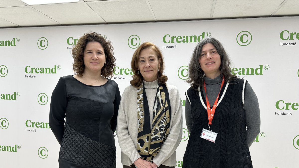 D’esquerra a dreta: Marta Roma, treballadora social de Càritas Andorrana, Francesca Ros, directora de Creand Fundació, i Carine Leclerc, de la Creu Roja Andorrana.