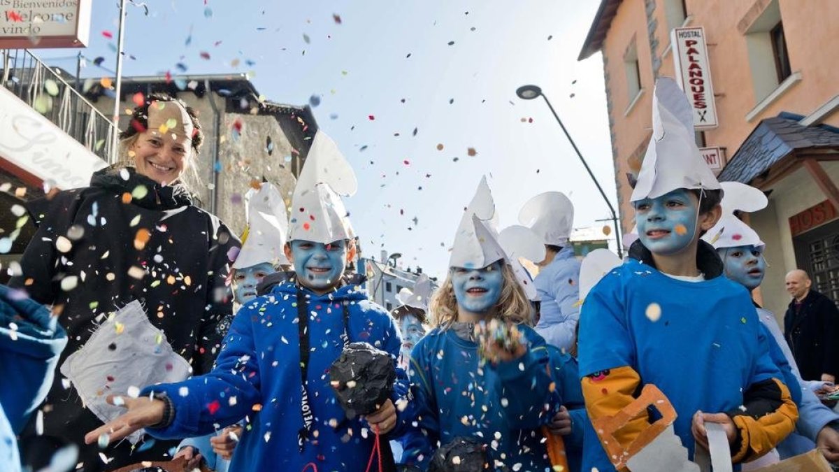 Nens i nenes disfressats en una edició anterior del Carnaval de la Massana