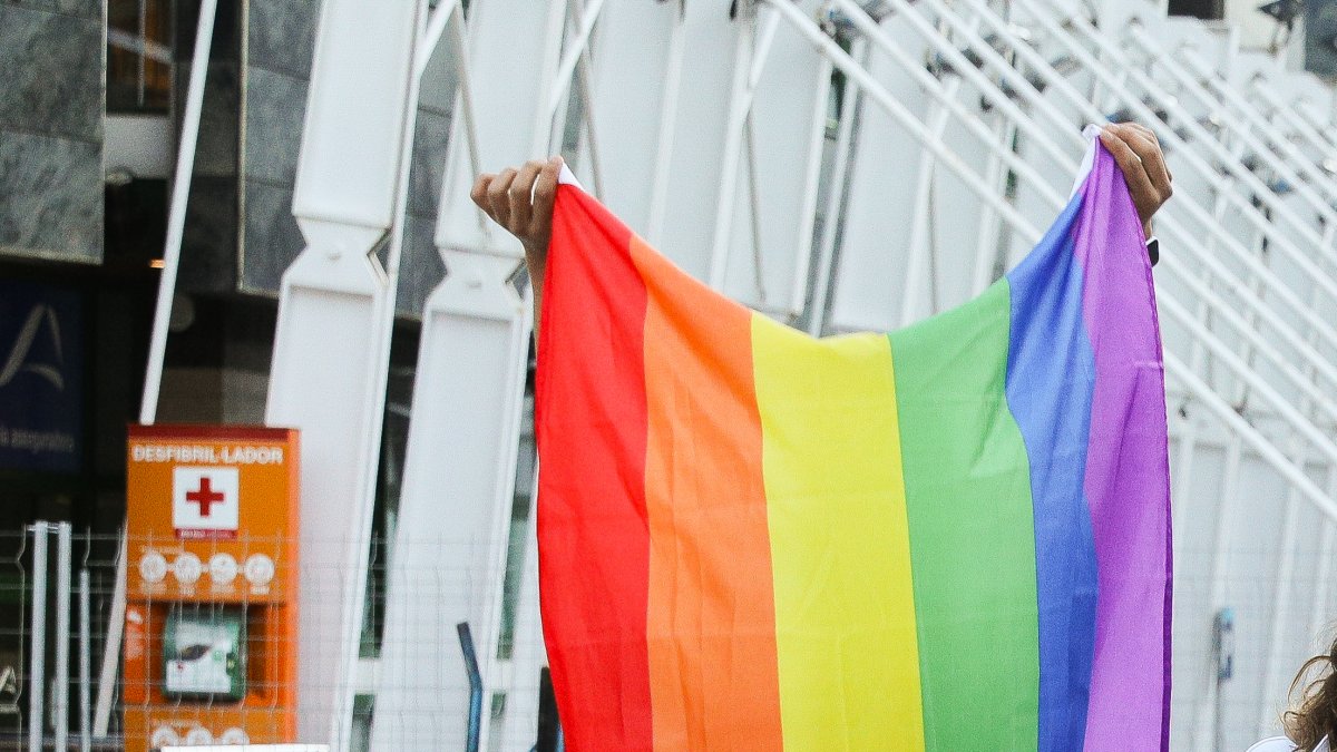 Una bandera LGTBIQ+ a la plaça de la Rotonda d’Andorra la Vella.
