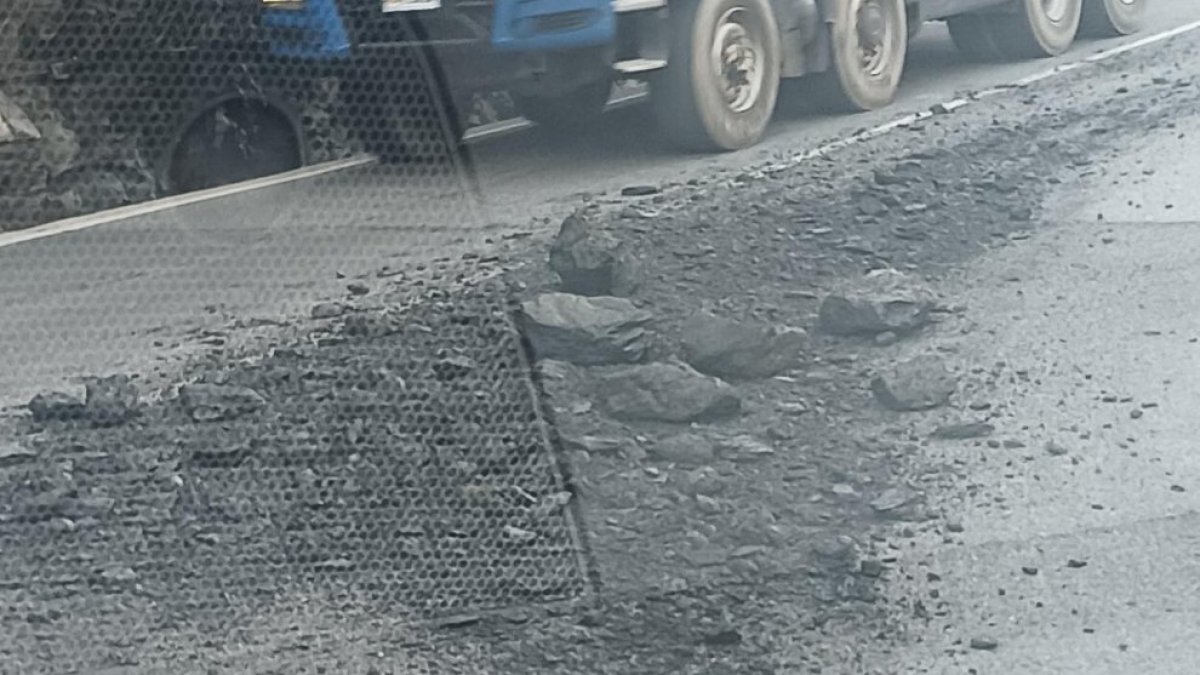 Un camió perd la càrrega de terra a Escaldes