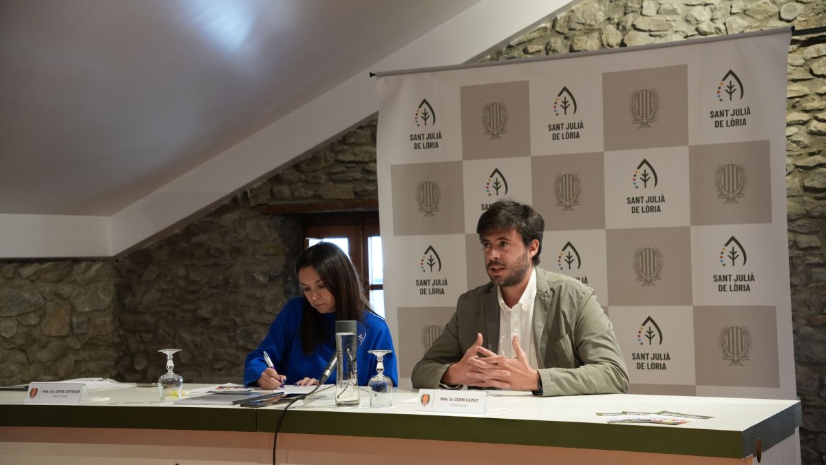 Cerni Cairat i Sofia Cortesao durant la presentació del procés de participació d'embelliment de Sant Julià