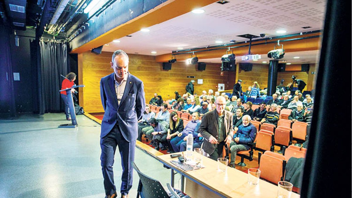 Reunió de poble a l’auditori del Palau de Gel.