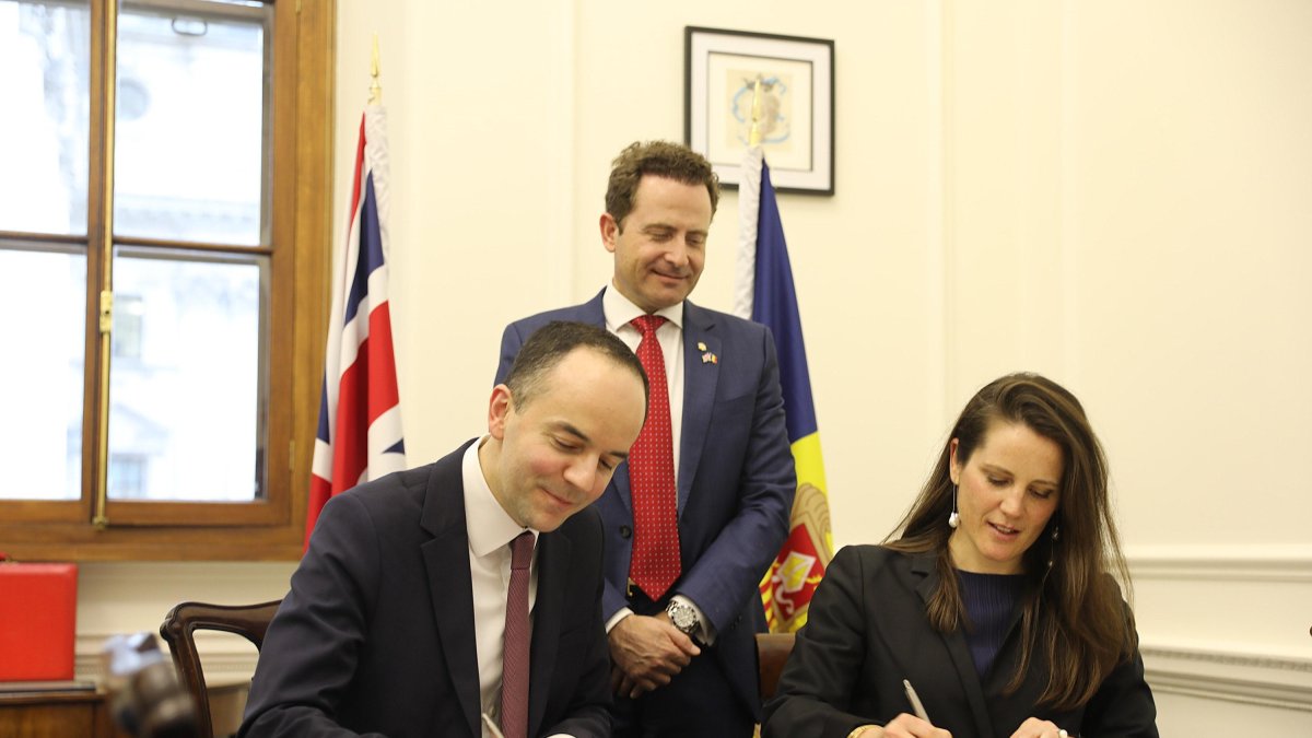 James Murray i Noëlia Souque formalitzant la signatura del conveni