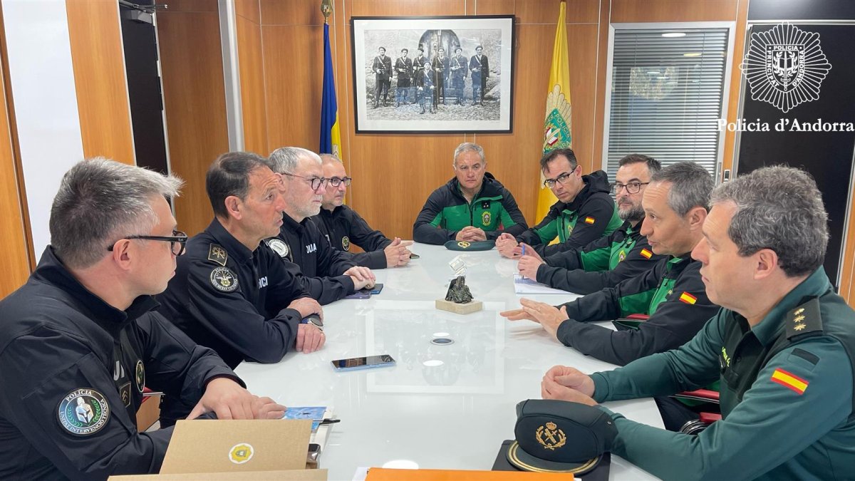Un moment de la reunió entre la policia i el GREIM de la guàrdia civil