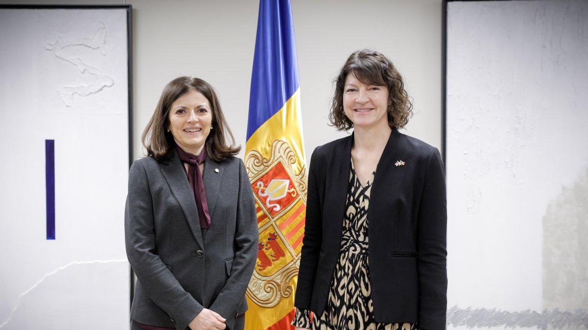 La ministra d’Afers Exteriors, Imma Tor, amb l’encarregada de negocis dels Estats Units, Rian Harris