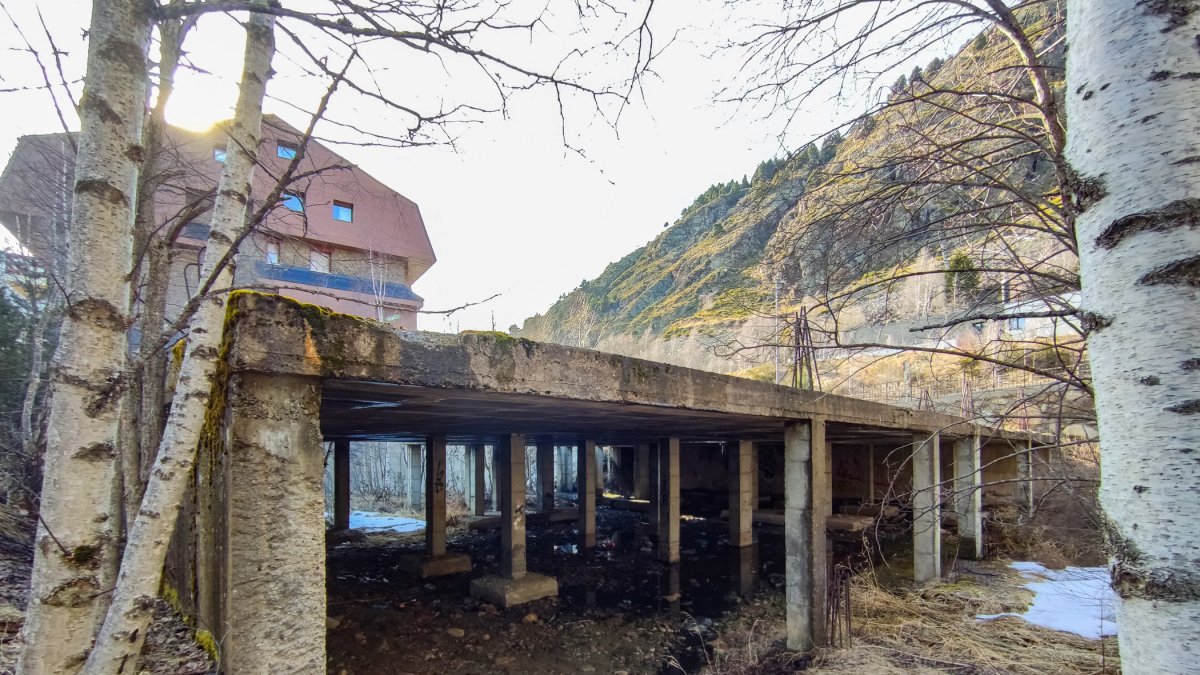 L’estructura abandonada a la recta del Canaro