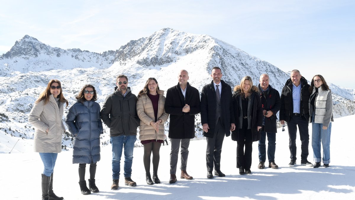 Les autoritats ahir després de la reunió.