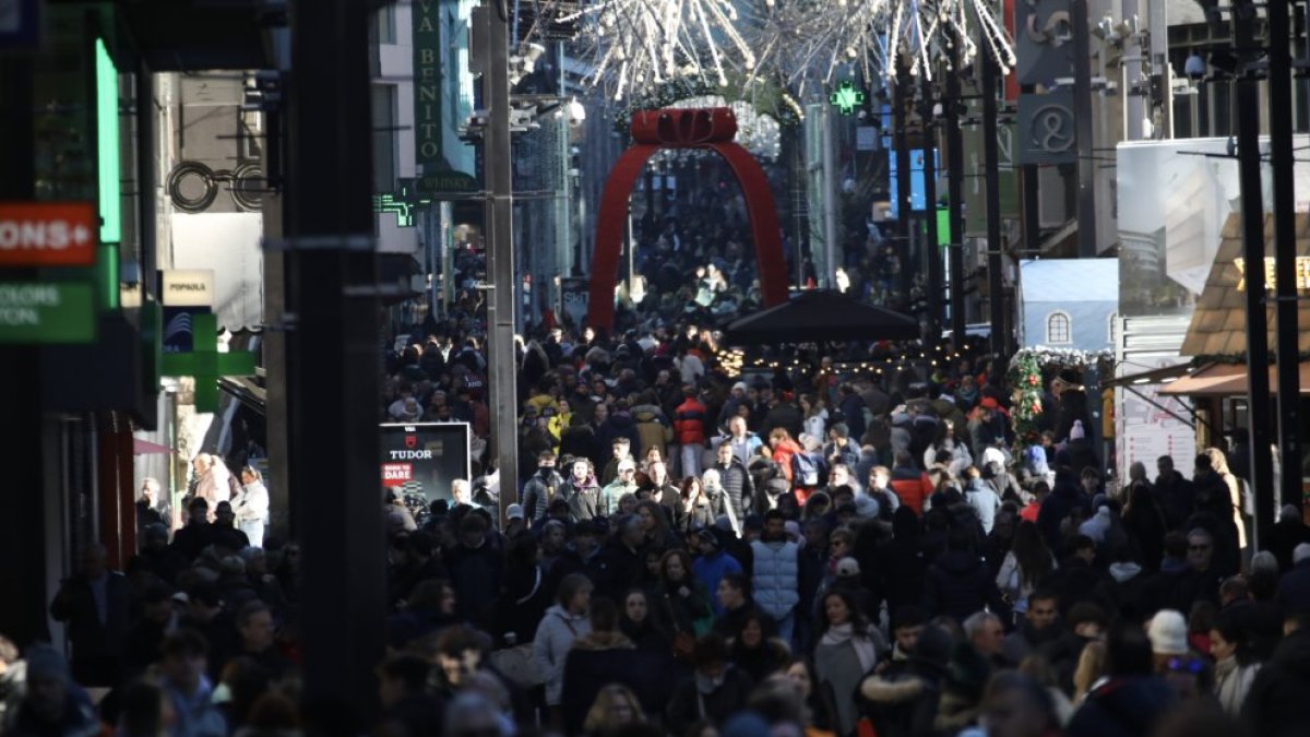 Vianants a l’eix comercial per Nadal.