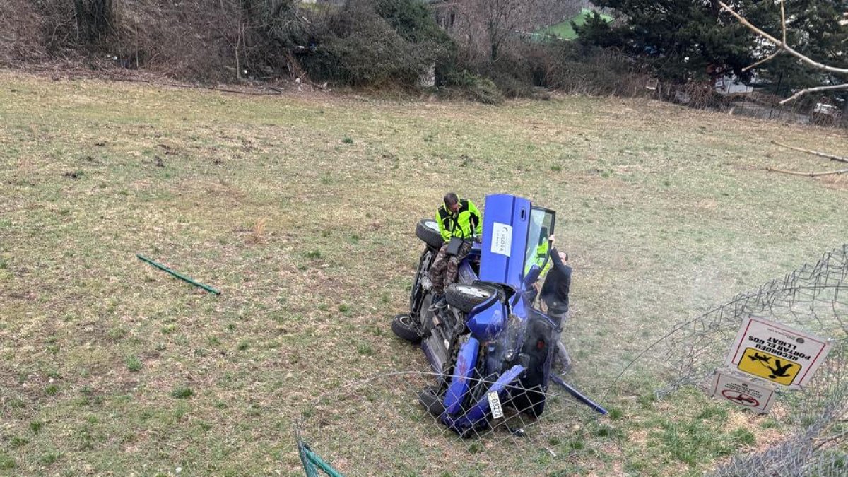 El vehicle bolcat a un prat de Sant Julià