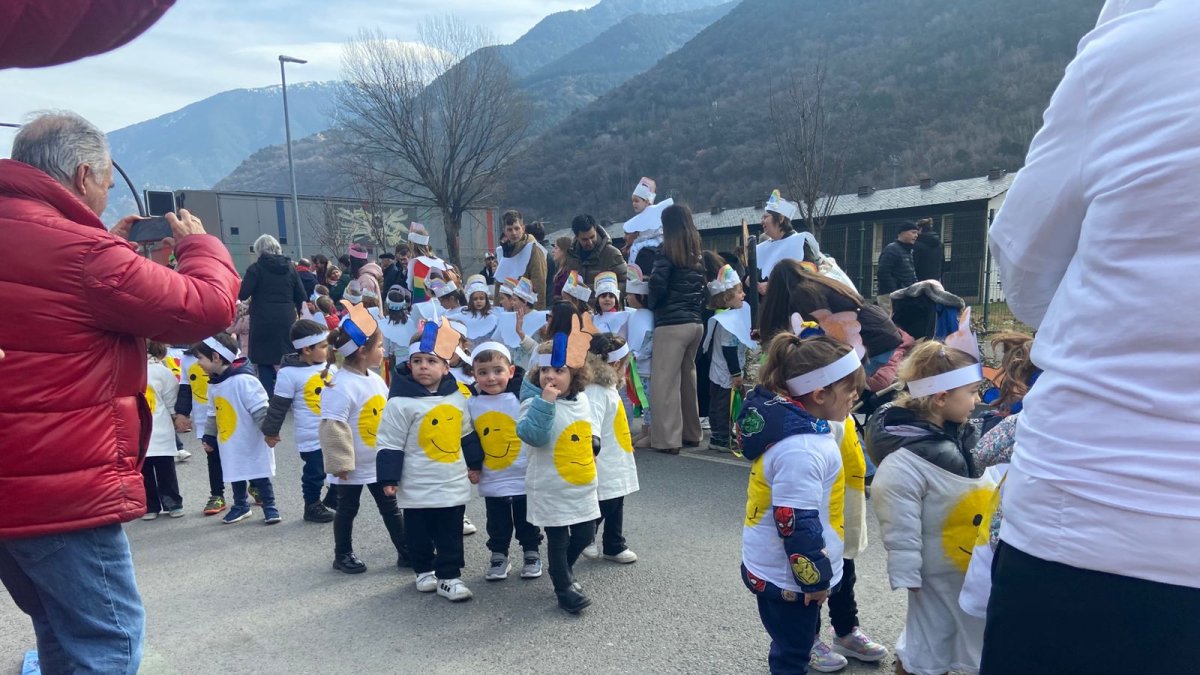 Infants a la rua de Carnaval de Santa Coloma