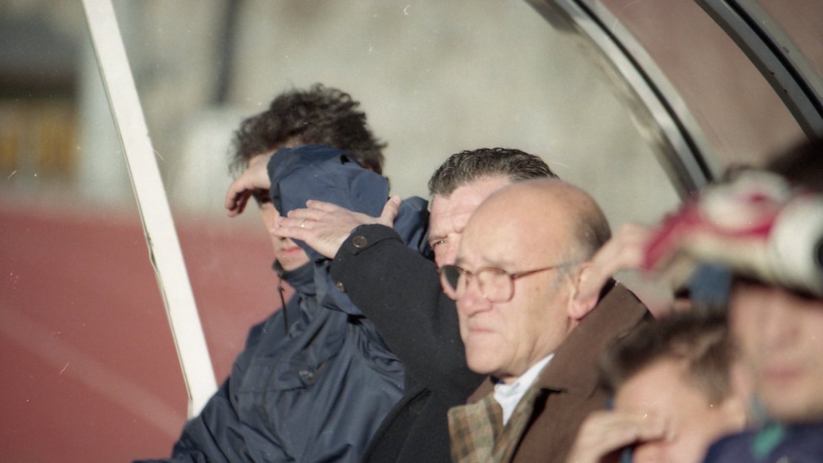 El doctor Antonio Ruiz, al mig de la imatge, treballant com a metge de l'FC Andorra